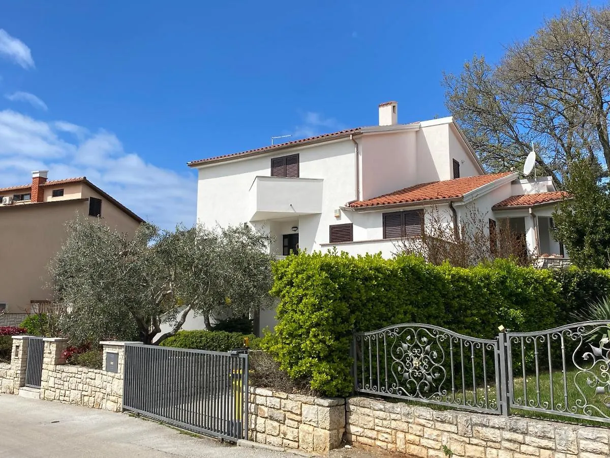Apartments Lodra Pula 0*,  Croatia