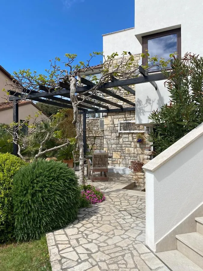 Apartments Lodra Pula 0*,