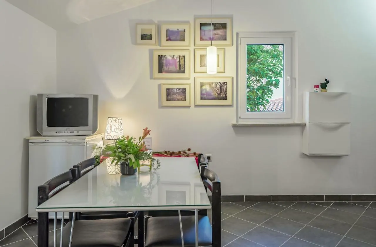 Apartments Lodra Pula 0*,  Croatia