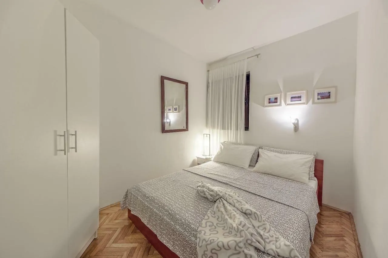 Apartments Lodra Pula 0*,