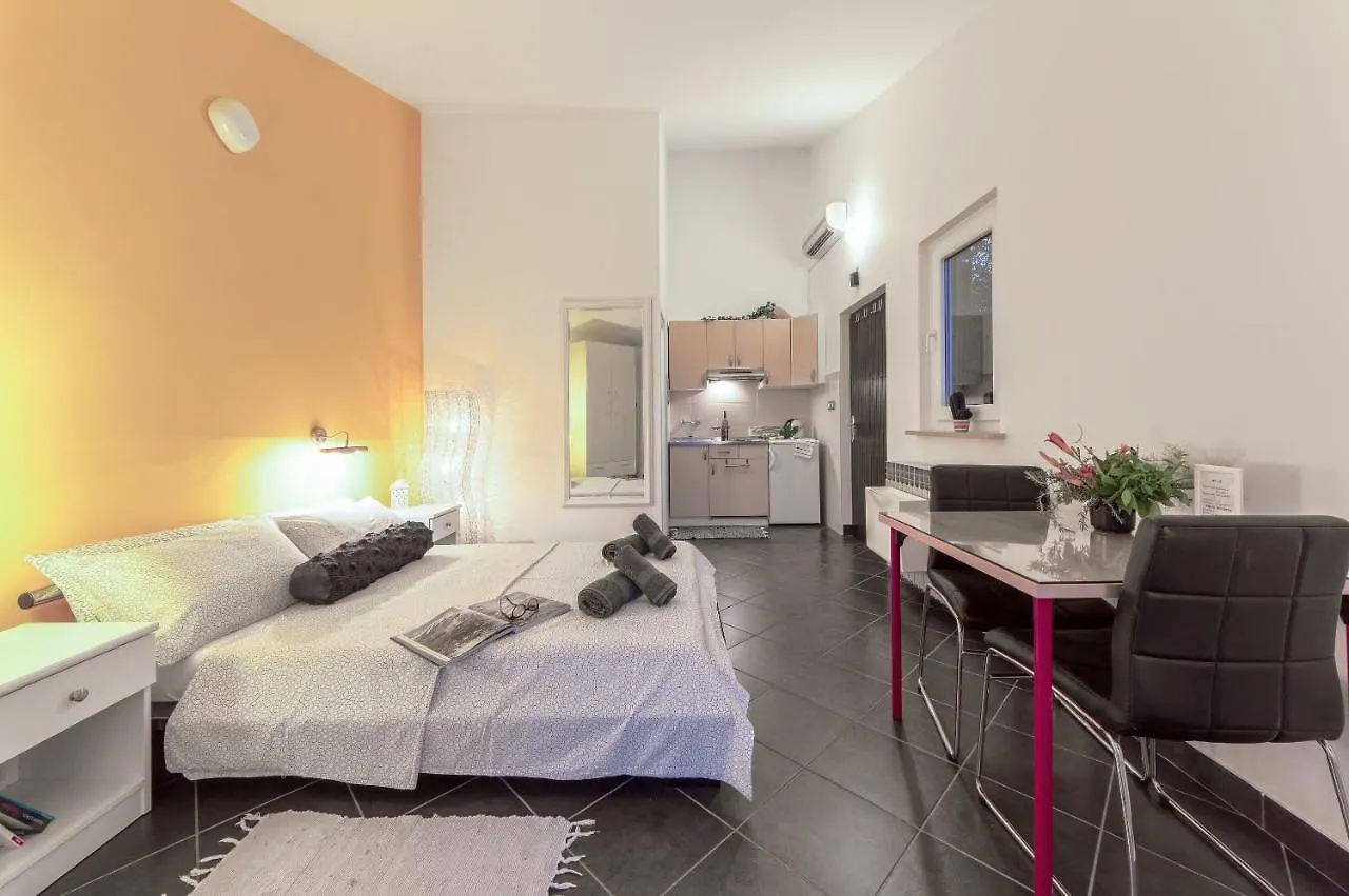 Apartments Lodra Pula 0*,  Croatia